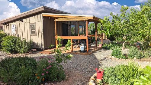 Basecamp Bluff - Bungalow with Patio, Dogs Welcome in Bluff