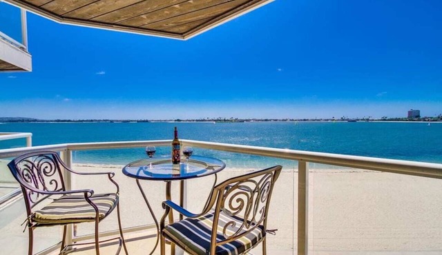 Bayfront Balcony, beach access, parking, bikes in San Diego