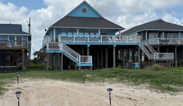 Beachfront - Pirate's Treasure - 6 bed 4 bath, large deck in Surfside Beach