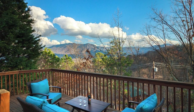 BEAUTIFUL 2/2 CHALET! Amazing Views! Hot Tub! Games! Great Location Near Ober! in Gatlinburg