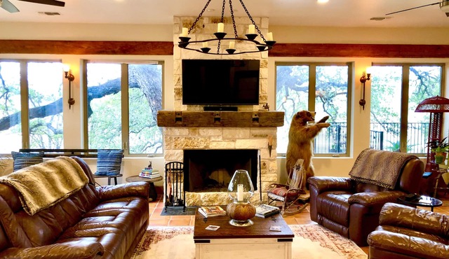 Beautiful River House-King Bed-Spacious Patio and Hot tub overlooking Lake in Spicewood