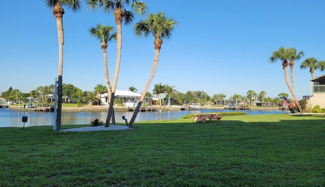 Beautiful Sunsets! One level living w/some handicap grabrails in Apollo Beach
