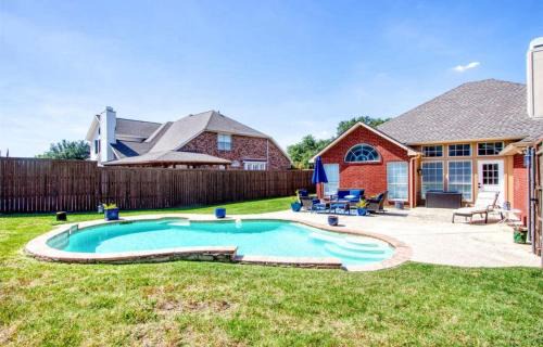 Big Backyard w pool, Centrally Located in The Colony