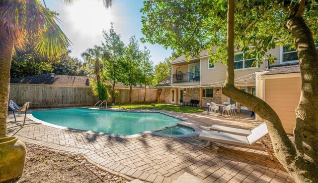 Bright and Spacious Home for w Pool -over 30 Nights- in Jersey Village