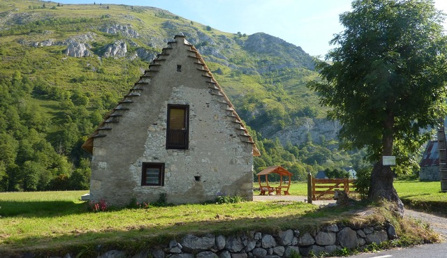 CAMPAN Authentic thatched barn, completely renovated, very comfortable in Campan
