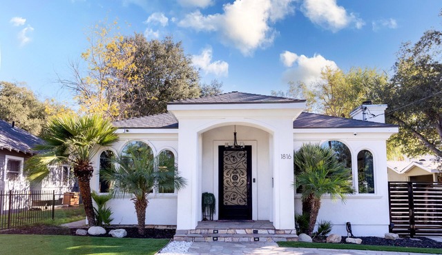 Casa Blanca- 4BR Spanish villa near the Rose Bowl- Chefs kitchen Sleeps 8 in Pasadena