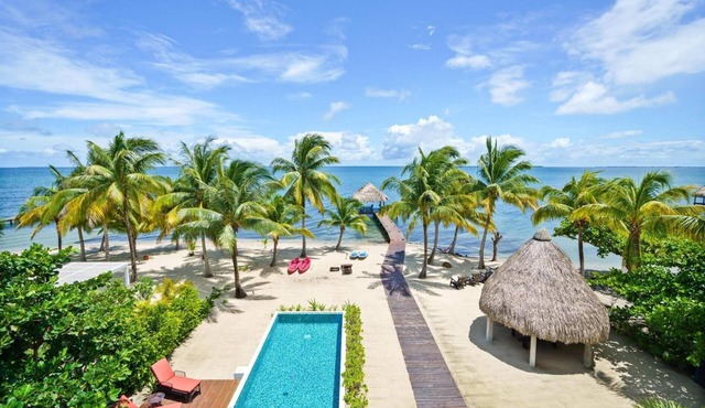 Castaway Villa - 4 Bedroom Beachfront Villa with Pool and Pier in Placencia