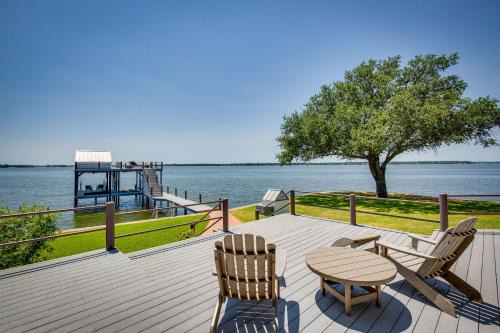 Cedar Creek Lake Views: Gorgeous Mabank House! in Mabank