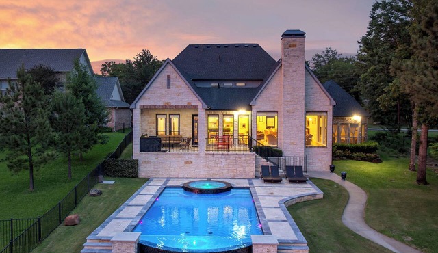 Cedar Creek Lakefront Retreat Infinity Pool Hot Tub Dock Kayaks near Dallas in Malakoff
