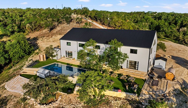 CEDAR TRUNK RANCH w Pool Sauna Pickleball & MORE in Leander