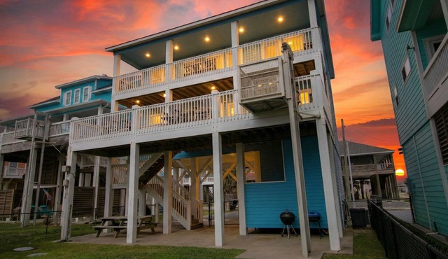 Changes in Latitudes: 2nd Row Gulf Views/4BR, Sleeps 14 in Crystal Beach