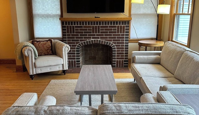 Charming 2-bedroom apartment with AC, WiFi in welcoming Saint Paul in Saint Paul