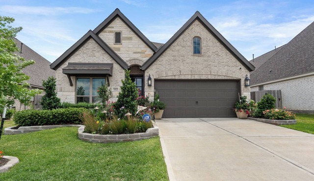 Charming 3-bd house w/nearby lake access, pickleball court, & outdoor kitchen in Magnolia