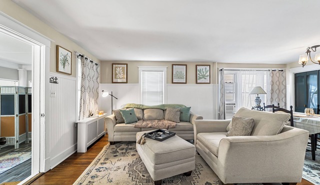 Charming 4-bed 2- Bath Home Close Proximity to Princeton Area and Sesame Place in Lawrence Township
