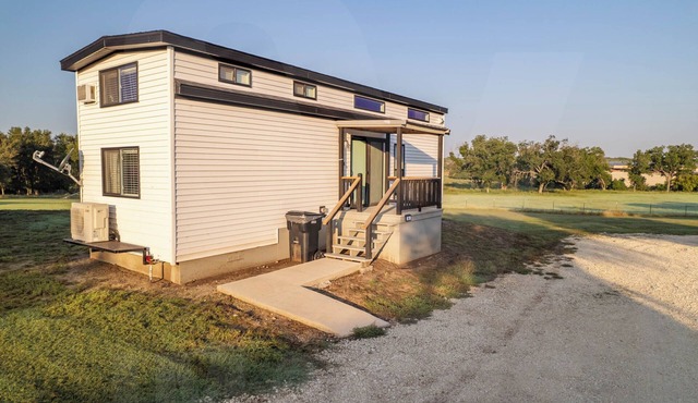 Charming cabin 14 in Hamilton with AC - perfect for a cozy getaway in Hamilton