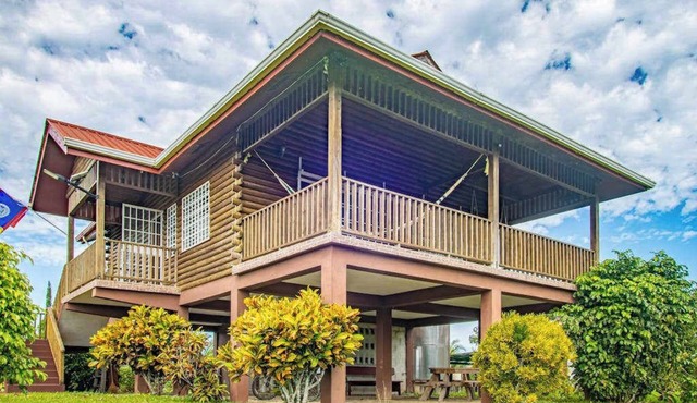 Charming cabin with private balcony, lush views & eco-friendly features in Mount Hope