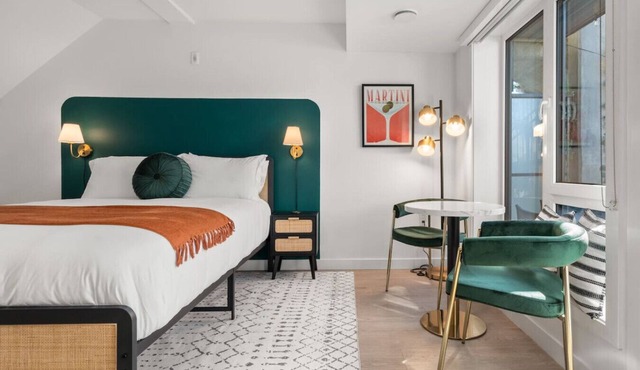 Chic & Cozy Studio w/Patio| Fast WiFi| Nespresso in North Vancouver