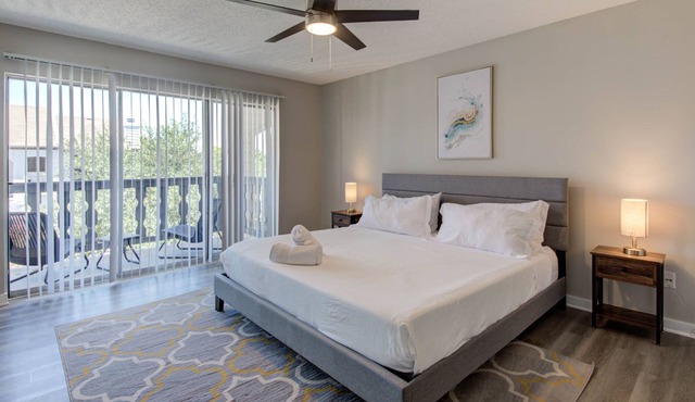 Chic, Modern 2B2B | King Beds, Fast WiFi, Gym,Pool in Austin