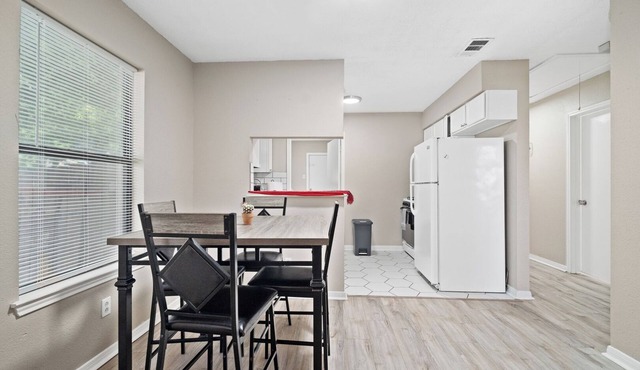 Clean Cozy Home Near Downtown & Fiesta! - accommodates up 8 guest! in San Antonio