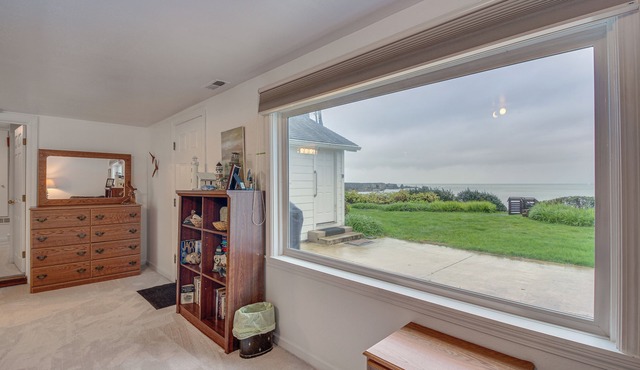 Cliffside Lighthouse Beach Home w/Ocean View in Coos Bay