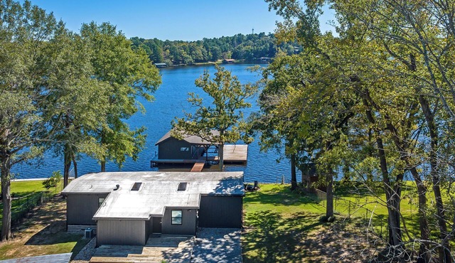 Come spend a peaceful weekend at this gorgeous, newly remodeled, lake house. in Gladewater