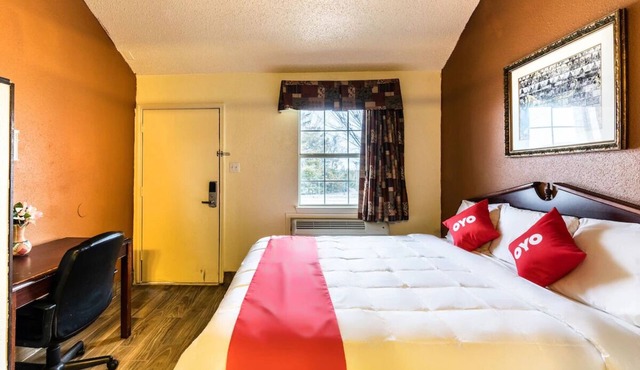 Comfy Budget Room with King Bed Near Local Hot Spots and Quick Dining Trips! in Decatur