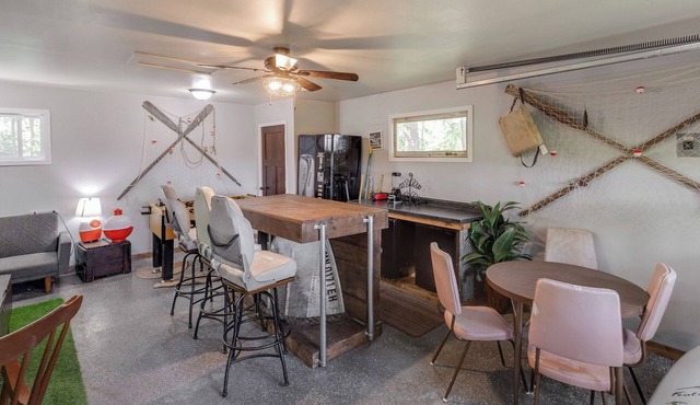 Cozy 2-bedroom lakeside cabin with game room near Casino-Pet Friendly in Garrison