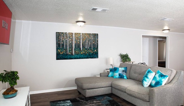 Cozy 2 bedroom rental unit w/ free oversize parki in Malakoff