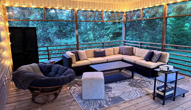 Cozy Getaway - Pet-Friendly + Screened Porch in Concord