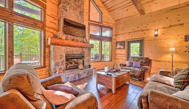 Creekside Broken Bow Cabin w/Hot Tub & Fire Pit! in Broken Bow