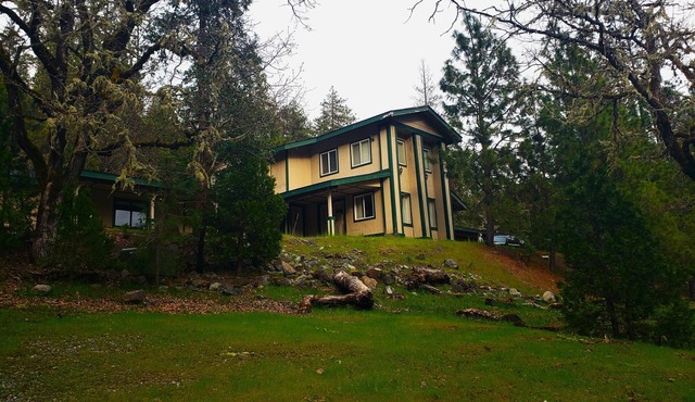 Creekside Mountain Retreat in Grants Pass