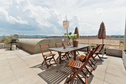 Design Penthouse Rooftop Loft, 190sq, 5 Beds, 2 Panorama Terrace, 1min to Main Station- 5min to City in Basel