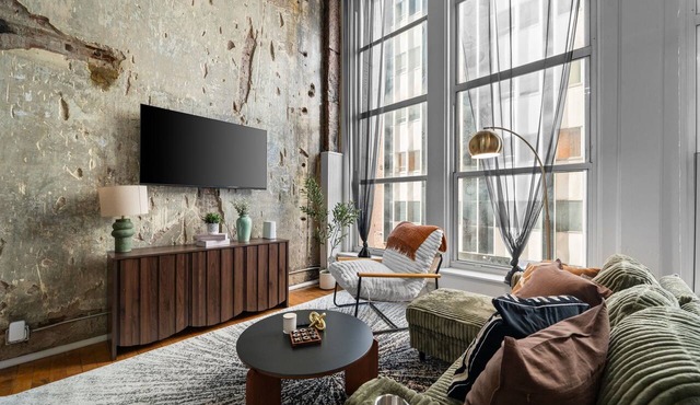 Downtown-Adjacent Escape w/Rooftop + Gym in St. Louis