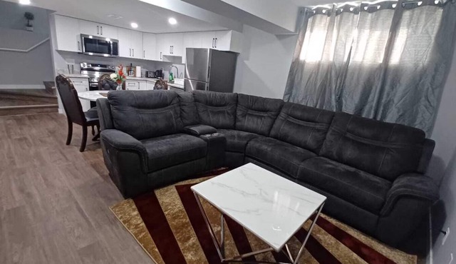 Eclectic Palace : Cozy 2 Bedroom basement Suite in Saskatoon