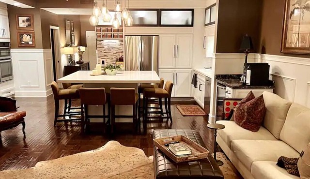 Enjoy a Poolside Luxury Condo and dock, & only a 3 min walk to Vanderbilt Beach. in Naples