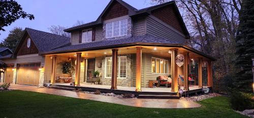 Everchanging Seasons-Hot Tub, Game Haven & Central Retreat in Burnsville