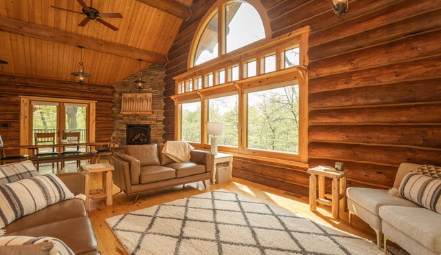 Exceptional Log Cabin centrally located between wonderful lakes, winery, & golf in Alexandria