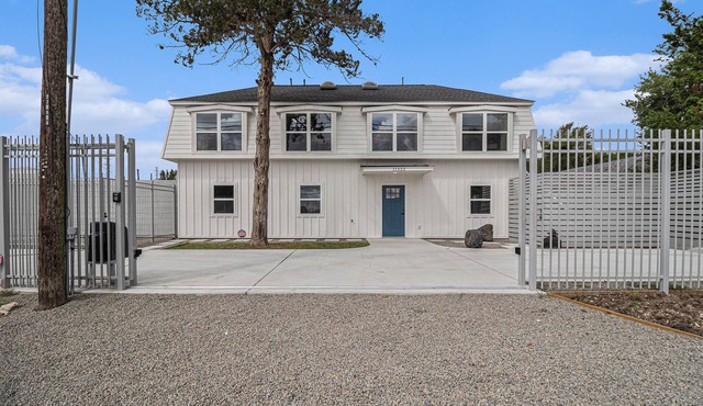 Exceptionally designed 1 bedroom 1 bath just minutes from NRG & Medical Center in Houston