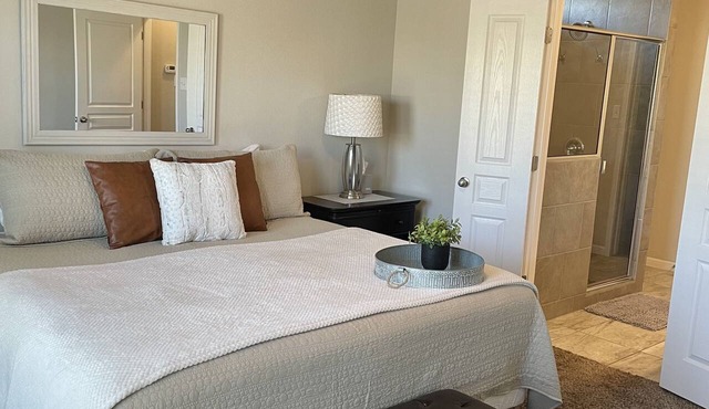 Five ⭐️ Clean! King ensuite next to Crossroads Park. in Temple
