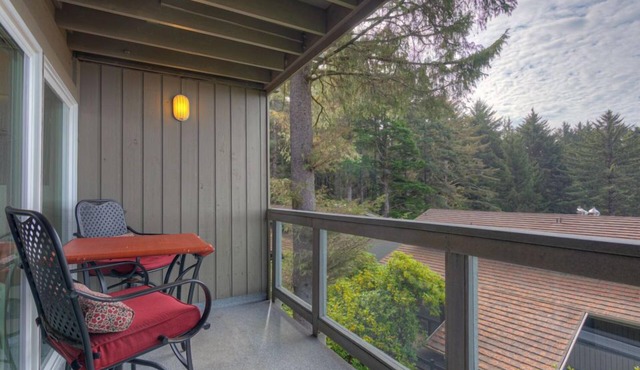 Forest View Studio with Full Kitchen & Patio in Otter Rock