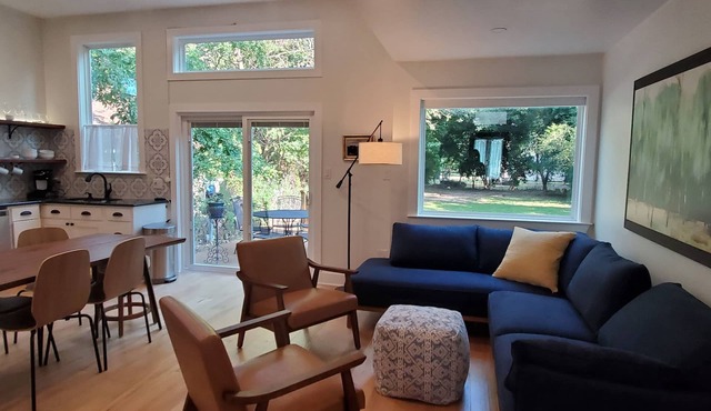 Fresh, New, Light & Airy. 1.2 miles to Magnolia Silos, 1 mile to the Stadium in waco