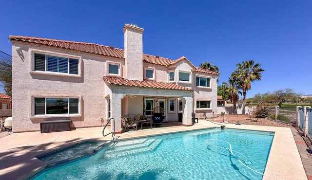 Golf-course-front home with private pool, spa, terrace & mountain view in Oro Valley