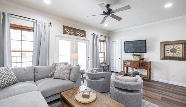 Gruene Getaway - 3/2 Luxury Condo + Pool + River Access + Walk to Gruene + Mins to Downtown NB in New Braunfels