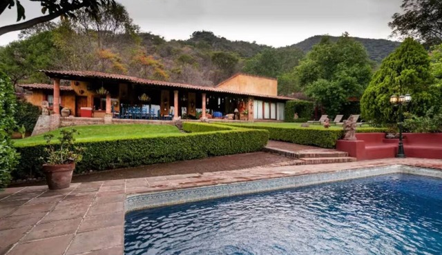 House with pool and private court in Malinalco