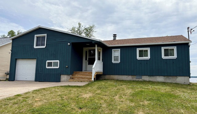 Inviting Lakefront Escape with Modern Comforts & High‑Speed Fiber in Edgerton