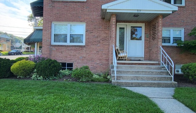 Keep it simple at this peaceful and centrally-located place. in Reading