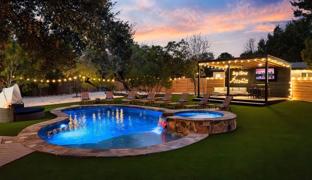 ~La Mariposa~ Best Backyard in Austin ~Sleeps 25 in Sunset Valley Austin
