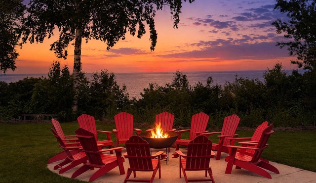 Lake Michigan Beachfront - King Suite - Game Room in Newton