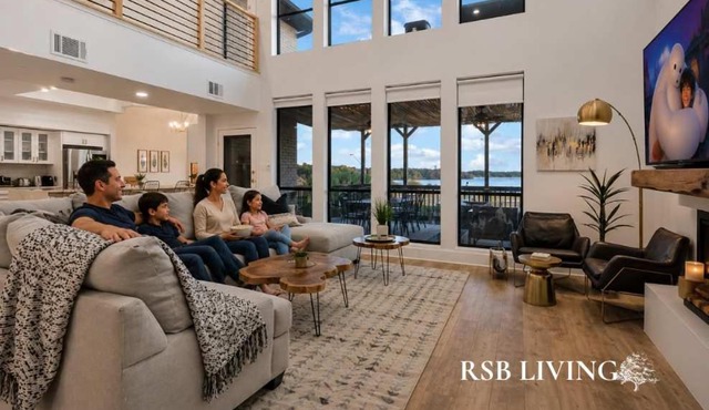 Lakefront Luxe 6BR 4,5BA Holiday Home with Pool & Hot Tub in Rowlett