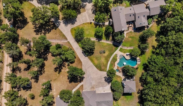 Lakefront Resort Sleeps 16 Pool Hot Tub Game Room in Denton